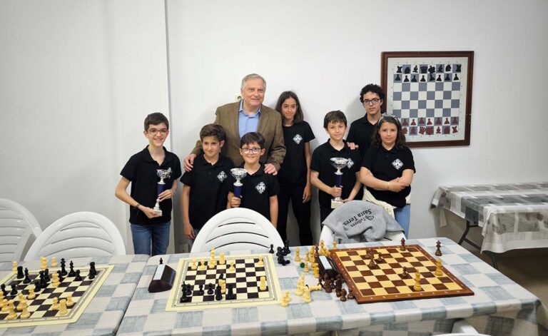 El alcalde de Ciudad Real felicita a los ajedrecistas que consiguieron trofeos en el Campeonato Regional por edades