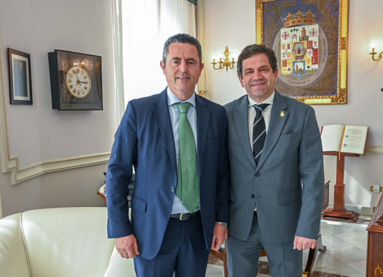 El alcalde de Santa Cruz de Mudela proyecta convertir el casino en un auditorio-museo para revitalizar el edificio