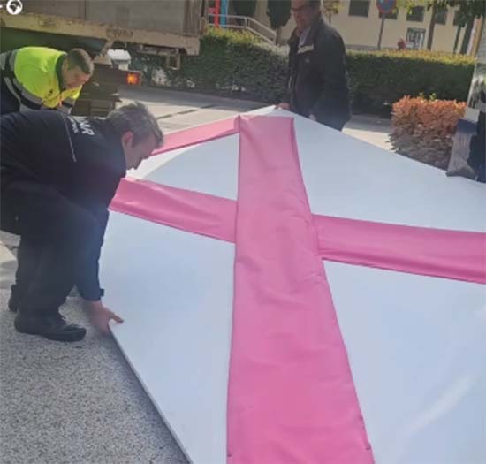 Retirado el gran lazo rosa que alteraba gravemente la estética de la Casa de Baños de Puertollano