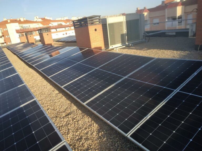 El Gobierno regional instala placas solares en edificios para personas mayores y discapacidad a fin de mejorar su eficiencia energética