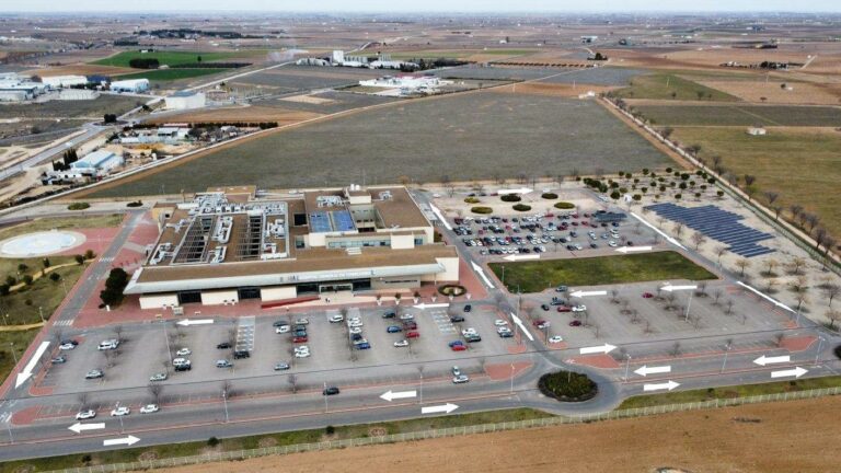 El Servicio de Salud de Castilla-La Mancha renueva el asfaltado del aparcamiento del hospital de Tomelloso y reordena sus accesos y viales