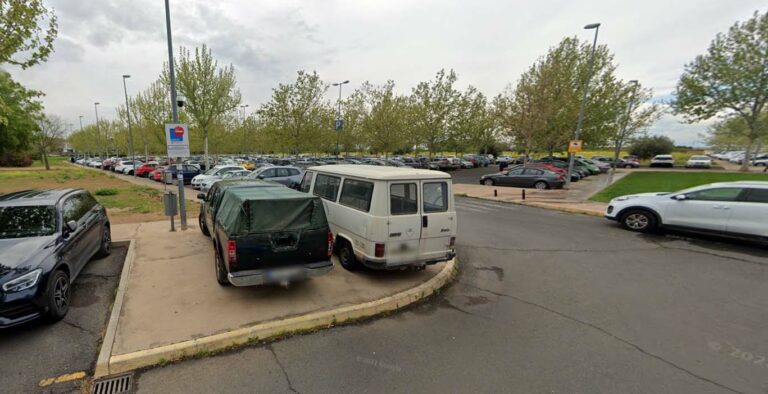 La Policía Local comienza una campaña de control de estacionamientos «antirreglamentarios» en el parking del Hospital de Ciudad Real