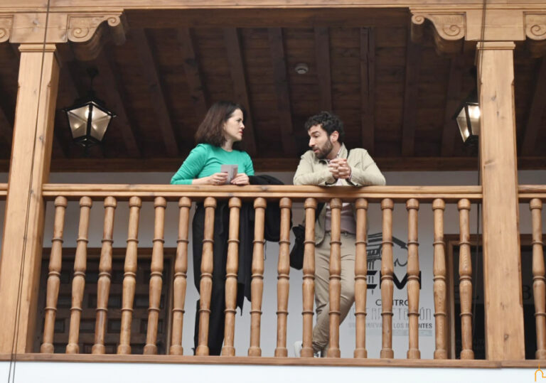 La vicepresidenta de la Diputación, María Jesús Pelayo, destaca la importancia del turismo como generador de riqueza en su visita a “La Casa de Rueda” en Villanueva de los Infantes