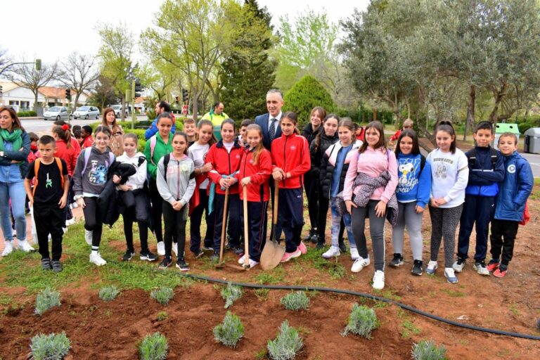 Los niños y niñas de Puertollano protagonizan en El Poblado el inicio de la campaña de plantación en espacios públicos