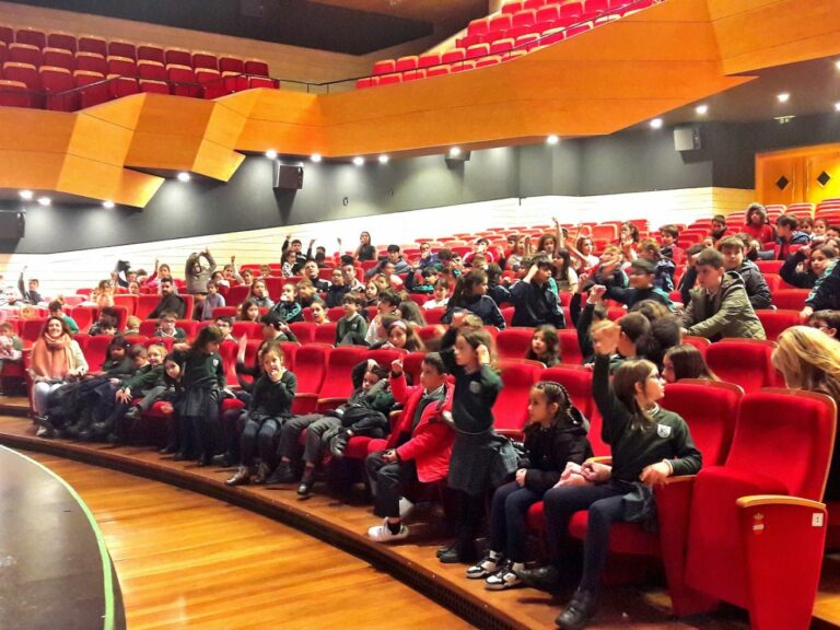 Puertollano: Un millar de escolares se divierten y dialogan en torno al teatro de 300 Alas Blancas