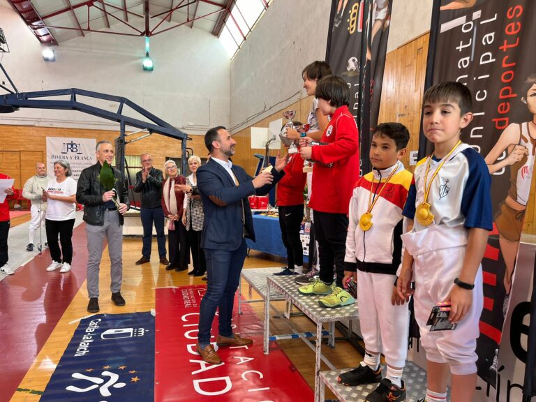 Puertollano: Casi un centenar de  personas participan en el VIII circuito nacional de Esgrima Quijote