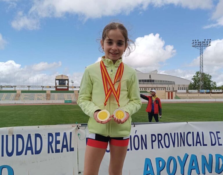 La joven puertollanense Sira Zarco Cano hace doblete de medallas en el Campeonato Provincial de Atletismo