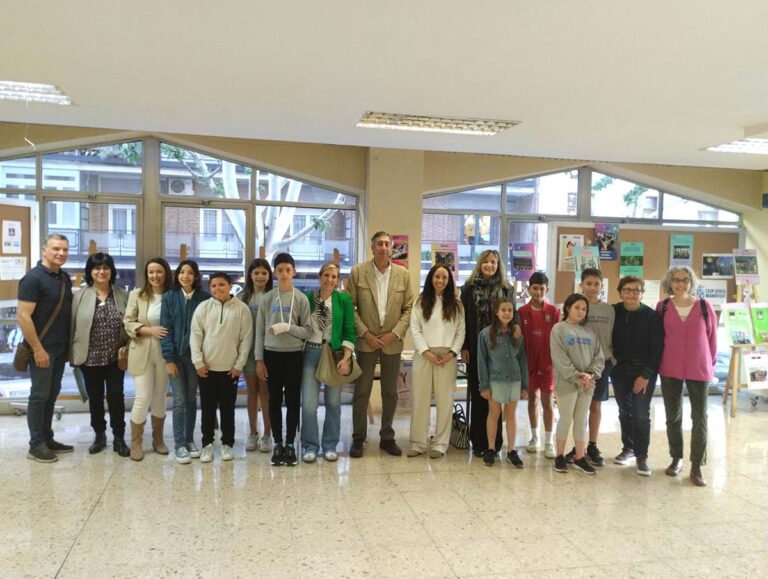 La exposición “Álbum de cromos: Mujeres Maravillosas”, organizado por los CEIP Jorge Manrique y Carlos Vázquez de Ciudad Real, protagoniza la iniciativa ‘Delegación Abierta’