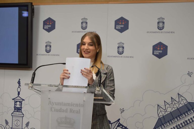 Montes (PSOE): «Al PP-VOX le falta transparencia y gobierna solo para unos pocos»