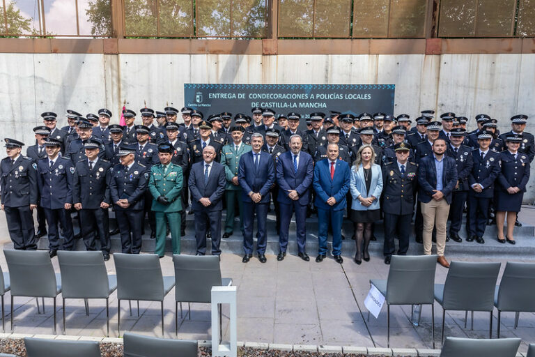 El Gobierno regional reconoce la dedicación de la Policía Local para proteger los derechos y libertades de la ciudadanía los 365 días del año