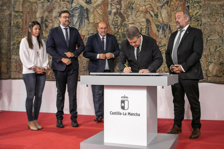 El Gobierno regional y la UCLM firman un protocolo para favorecer el acceso a estudios superiores a jóvenes en situación de vulnerabilidad
