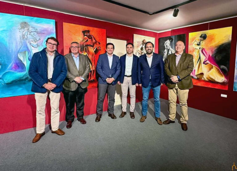 Valverde muestra su compromiso con el sector taurino en la inauguración de la exposición de Álvaro Ramos en la plaza de toros de Las Ventas de Madrid