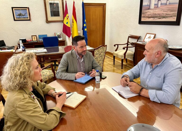 El subdelegado del Gobierno de España en Ciudad Real se reúne con la Asociación Provincial de Taxistas