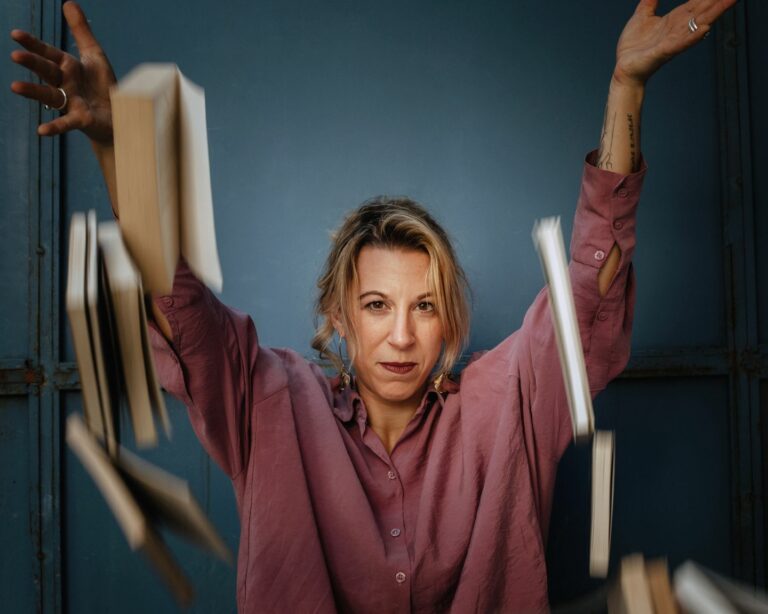 Beatriz Fernández de Sevilla presenta su primer poemario “Paraísos Domésticos”