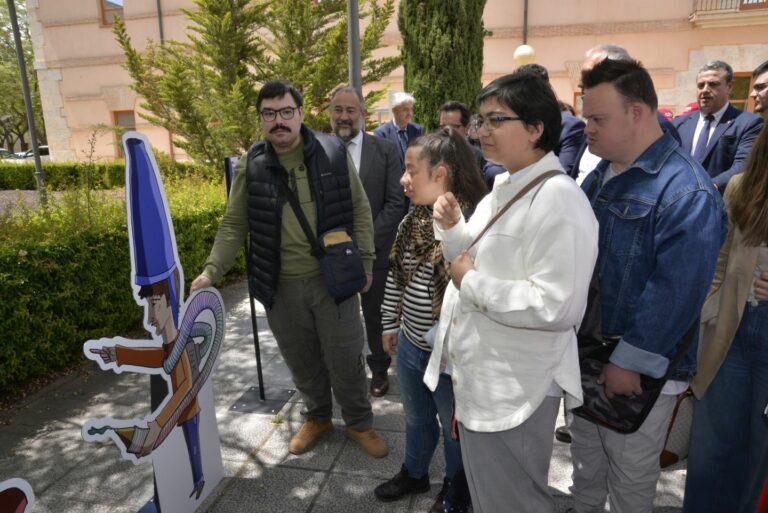 El paseo del Rectorado de la UCLM se llena de súper héroes para reivindicar la aportación de las personas con discapacidad