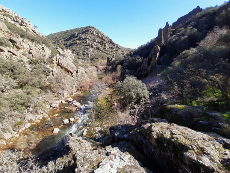 La Confederación Hidrográfica del Guadiana inicia los trabajos de adecuación al uso público de la senda del Boquerón del Estena