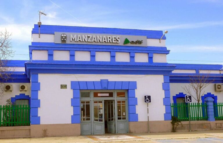 Hospitalizada una mujer tras ser arrollada por un tren en la Estación de Manzanares