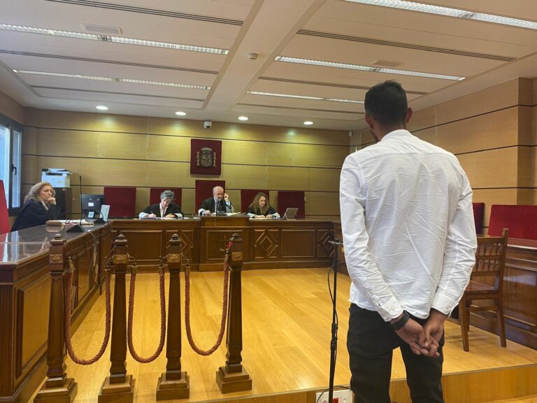 El joven acusado de secuestrar y maltratar a su expareja en un piso de Puertollano dice que la mujer «se lo inventó»
