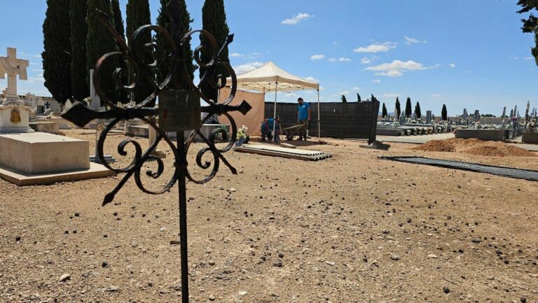 Comienzan las exhumaciones de cinco nuevas fosas comunes en el cementerio de Manzanares