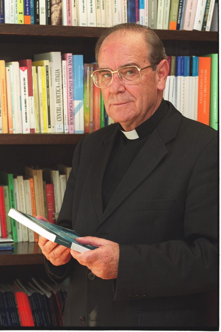 Muere Modesto Santos, sacerdote de Fuencaliente y profesor de la Universidad de Navarra