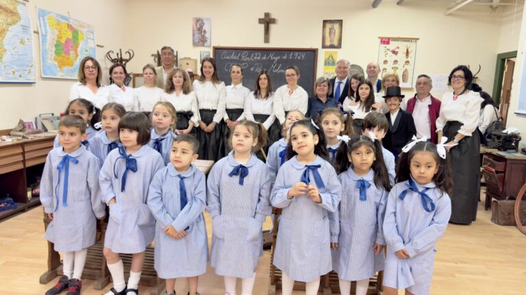 Cien años de historia del CEIP Pérez Molina, contados en imágenes