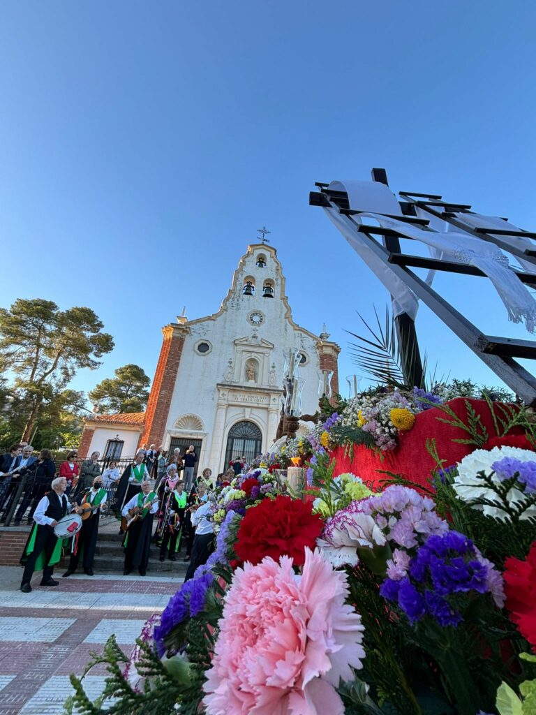 Puertollano: Emocionante recorrido de la cruz de mayo de «El Capirote» por las calles del Poblado