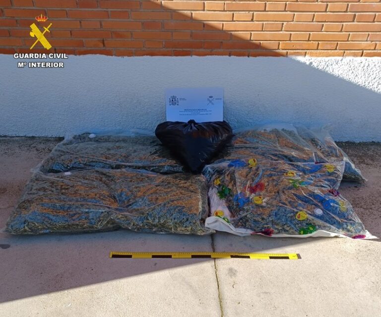 La Guardia Civil detiene en Puerto Lápice a una persona que trasportaba más de 23 kilos de marihuana en su vehículo