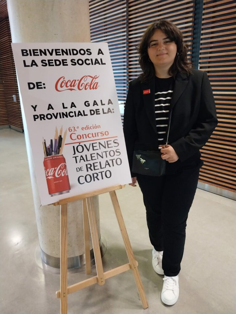 Patricia Conde Rodríguez, del colegio María Inmaculada de Puertollano, recibe el premio del Concurso Jóvenes Talentos de Relato Corto de Coca-Cola