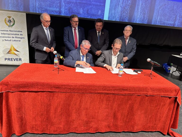 Firmado el convenio entre el Consejo General de Colegios Oficiales de Químicos de España y la Asociación Regional de Químicos y Profesionales de la Industria de Castilla-La Mancha