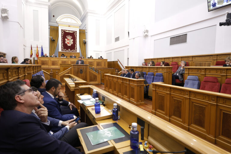 El Pleno de las Cortes regionales aprueba tresresoluciones socialistas sobre regadíos, listas de espera sanitarias y el Pacto por la Infancia