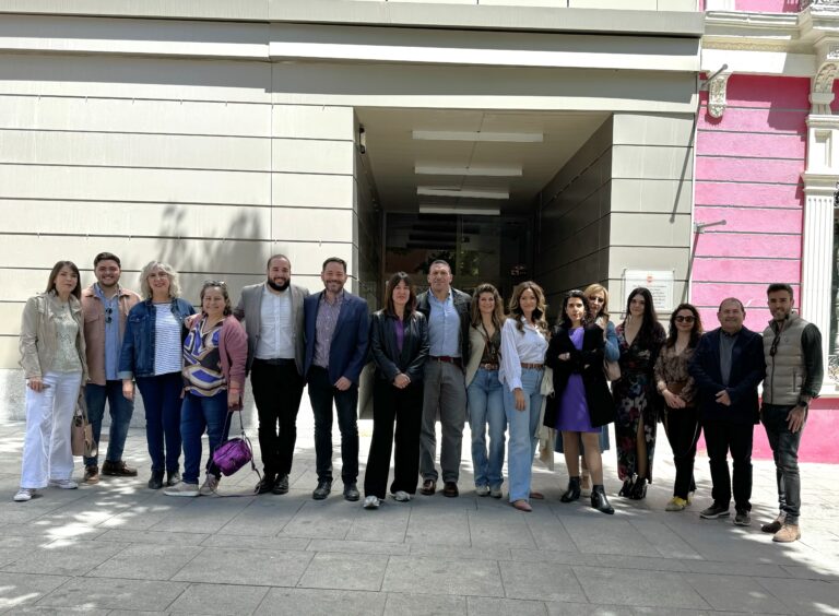 El Gobierno regional apoya a las artistas puertollaneras de ARTFEM que exponen sus obras en el museo municipal