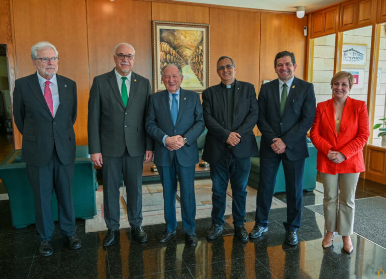 Valverde remarca el compromiso con el respeto y la solidaridad de Tertulia XV de Manzanares en la entrega de su Premio a la Mejor Labor Humanitaria