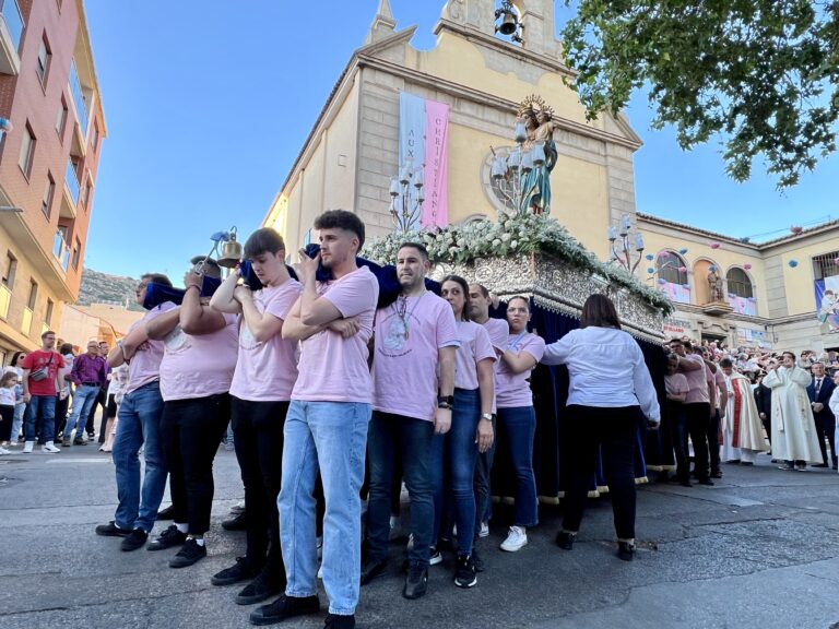 Miles de vecinos asisten al emotivo paso de María Auxiliadora y San Juan Bosco por las calles de Puertollano