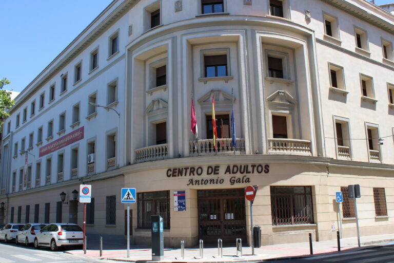 Abierto el plazo de solicitudes para la admisión del alumnado en los centros docentes que imparten educación para personas adultas para el curso 2024/2025