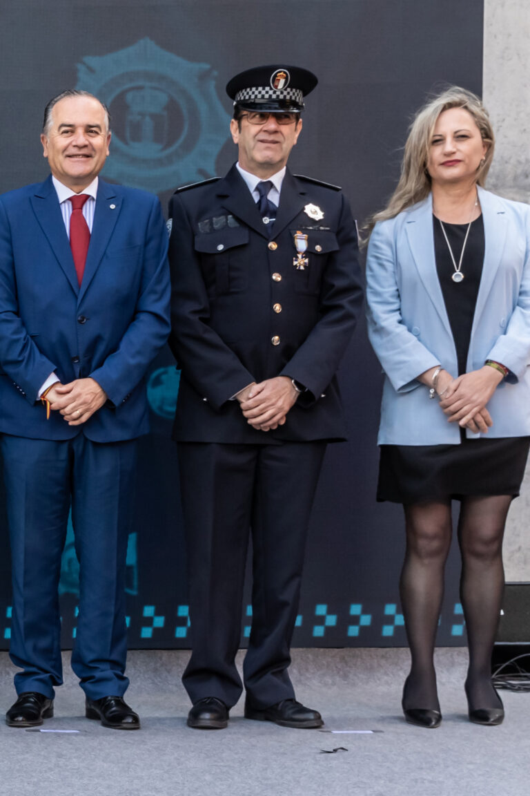 Javier Cabrera Martínez, jefe de la Policía Local de Argamasilla de Calatrava, recibe la Medalla a la Permanencia