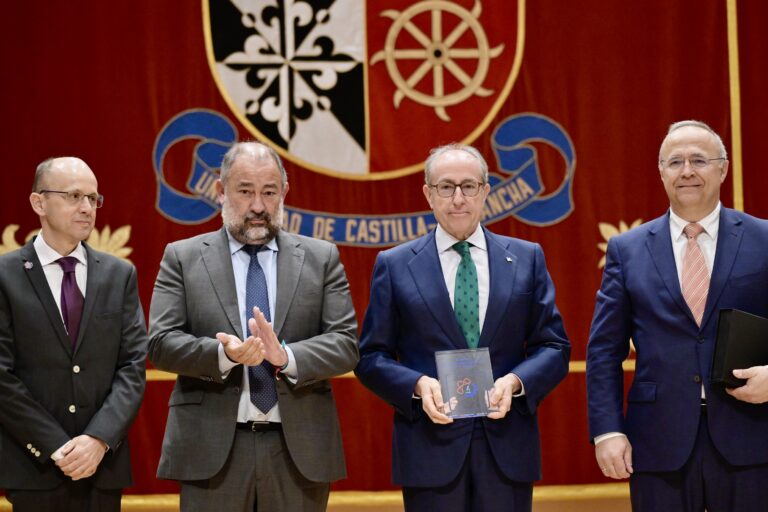 Globalcaja, reconocida por la Facultad de Químicas por su contribución al establecimiento de estos estudios en Ciudad Real