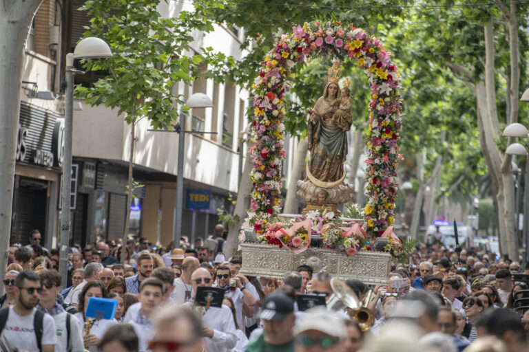 Miles de romeros acompañan a la Virgen en su camino a la ermita de Alarcos
