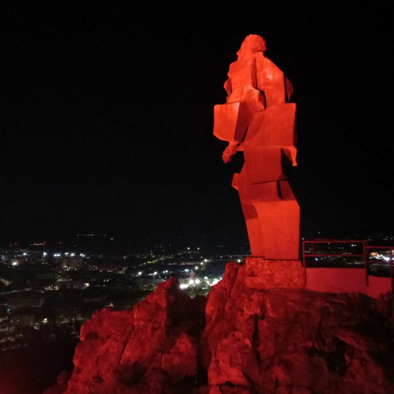 Monumentos y edificios se iluminan de rojo para celebrar el Día Mundial de la Seguridad y Salud en el trabajo