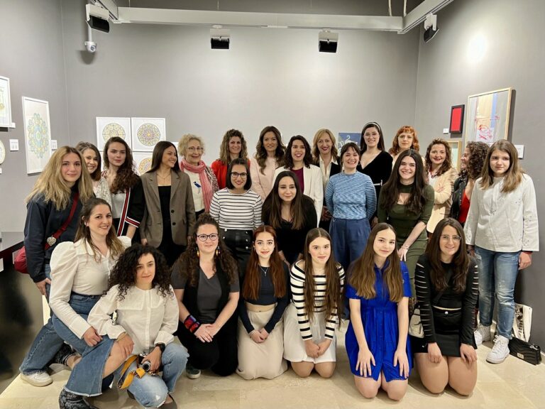 La III Muestra de Mujeres Artistas de Puertollano enciende el fantástico escaparate de la ilusión y el talento femenino