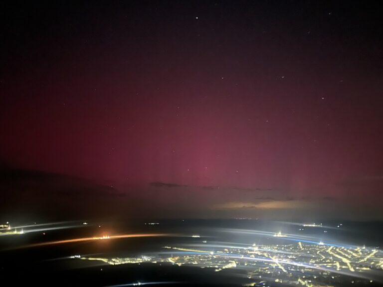 Una inusual aurora boreal alumbra el cielo nocturno de Puertollano y Ciudad Real al paso de una gran tormenta geomagnética