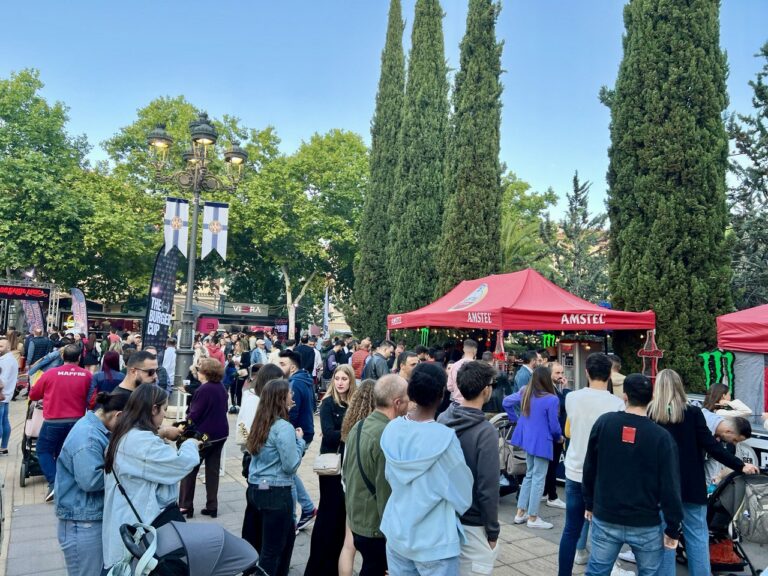 Espectacular acogida y gran ambiente en la «Burger Cup», la gran hamburguesería al aire libre de Puertollano