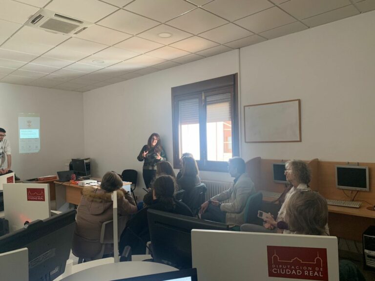 El Ayuntamiento organiza una charla para explicar cómo funciona y en qué consiste la aplicación Línea Verde