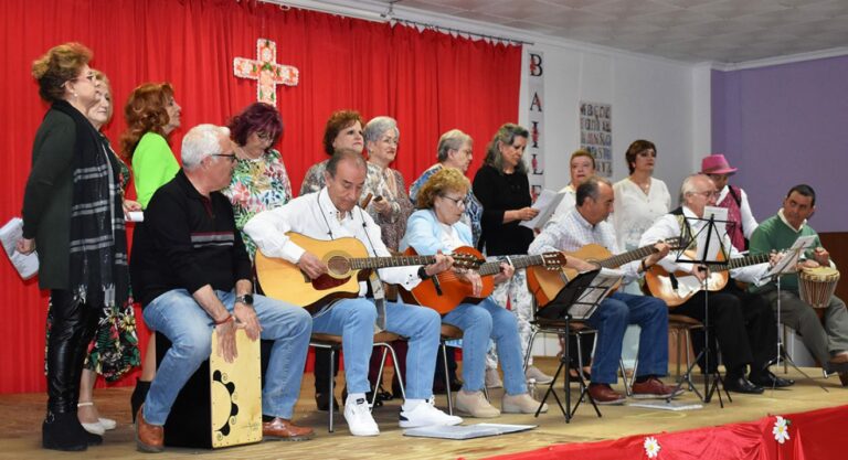 Puertollano: La barriada Santa Ana canta a la primavera en la bendición de su cruz de mayo