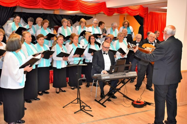 Los mayores de Puertollano cantan y bailan ante la cruz de mayo del centro «Margarita Salas»