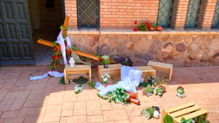 Puertollano: Derriban la Cruz de Mayo instalada en el Centro Parroquial San Antonio de Padua 