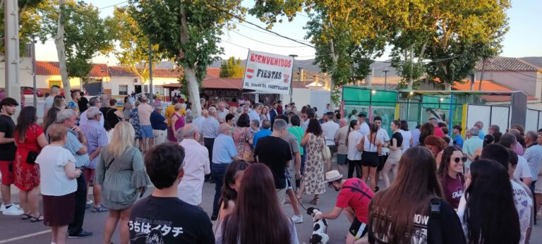Migas, colchonetas infantiles y chiringuito en el día de la convivencia de El Villar de Puertollano