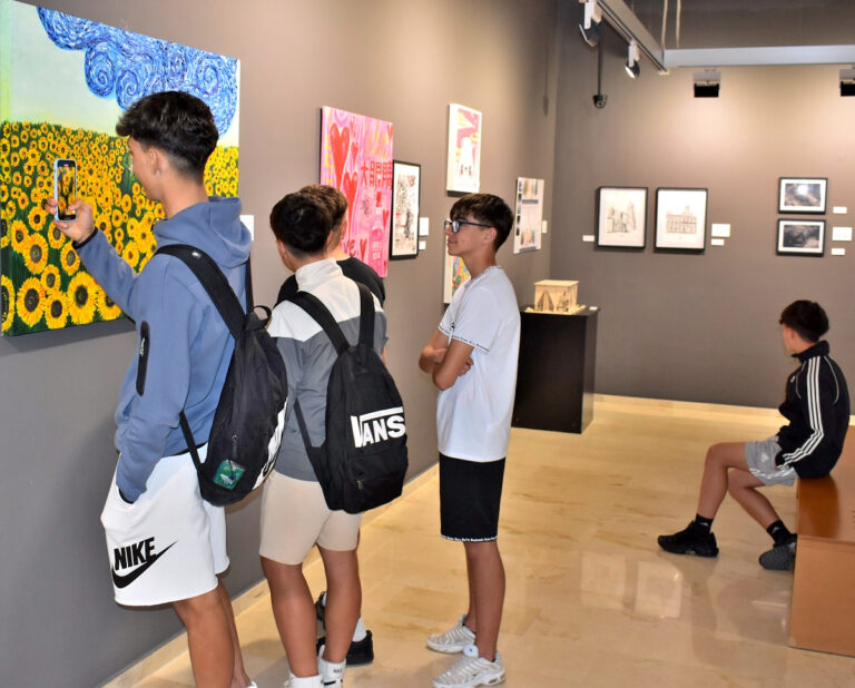Alumnos del Instituto Fray Andrés descubren el arte femenino de Puertollano