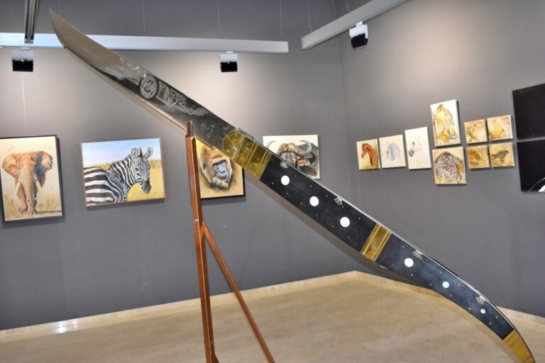 Una asociación en defensa de la caza expone en el Museo de Puertollano la navaja más grande del mundo, de manufacturas Muela