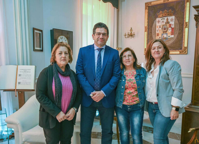 El presidente de la Diputación recibe en el Palacio Provincial a la alcaldesa de Valdemanco del Esteras