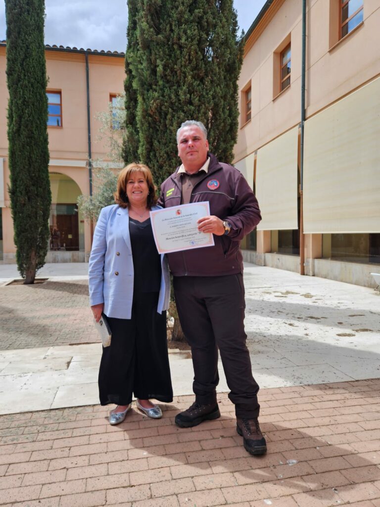 La alcaldesa torralbeña felicita al guarda rural Alberto Chico, cuya labor ha sido reconocida por la Guardia Civil